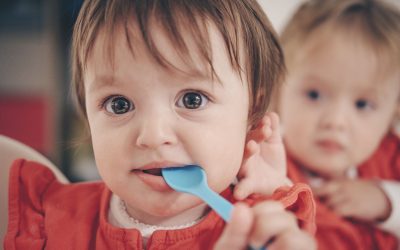 ¿A los cuántos meses comen los bebés y cómo facilitar este proceso?