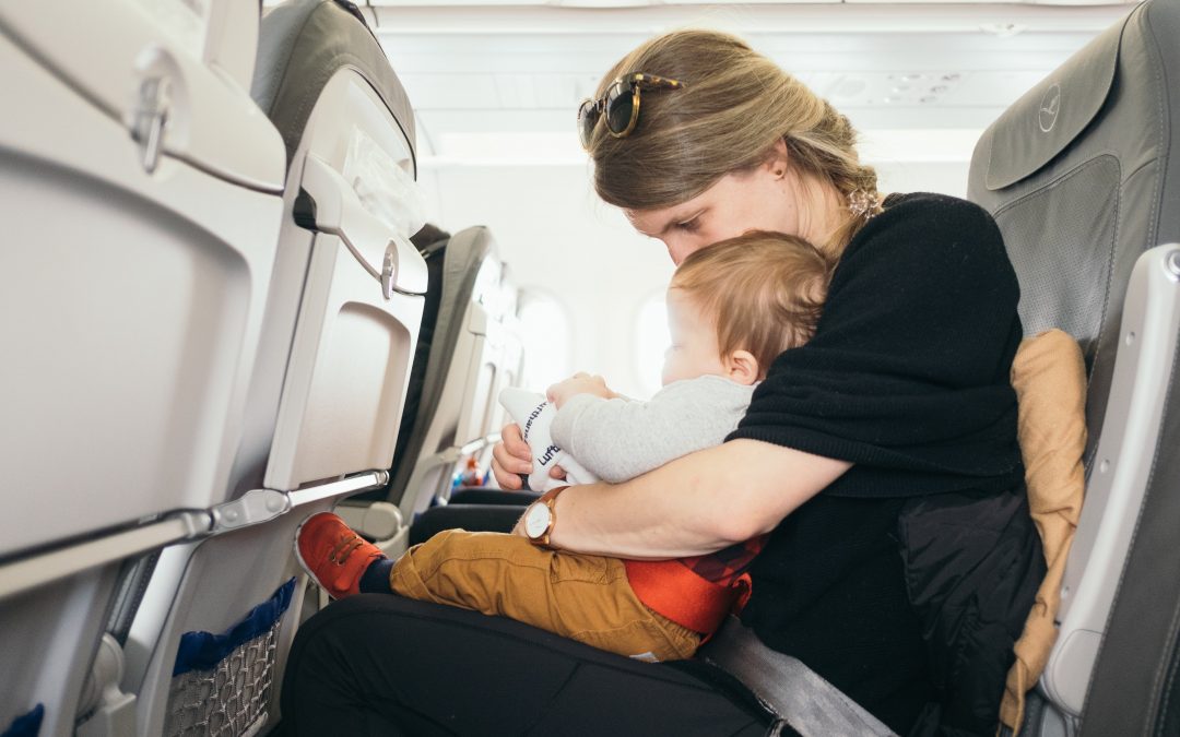 Recomendaciones para viajar en avión con niños